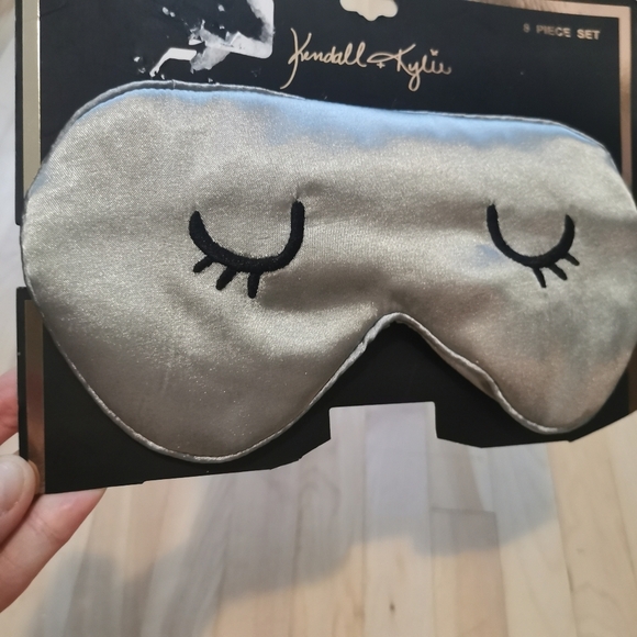10/10$💚Kendall Kylie satin sleep mask bnwt - Picture 2 of 5